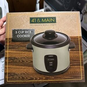 NEW, UNUSED 41 & Main Rice Cooker - Black and Silver